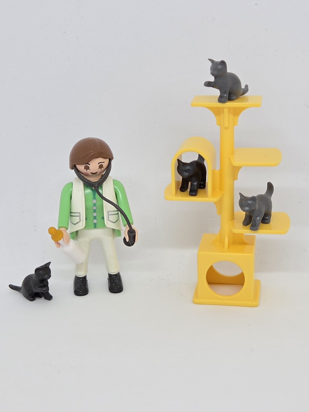 Playmobil - Vintage Veterinarian Playset With Cat Tree & 4 Cats #5822
